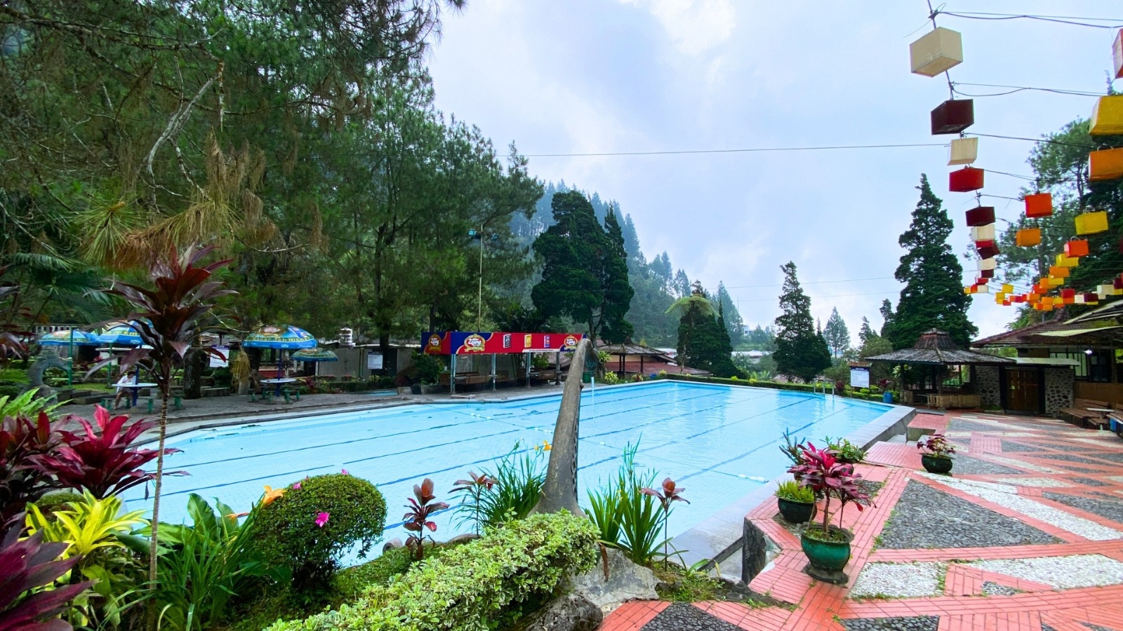 kolam renang air panas